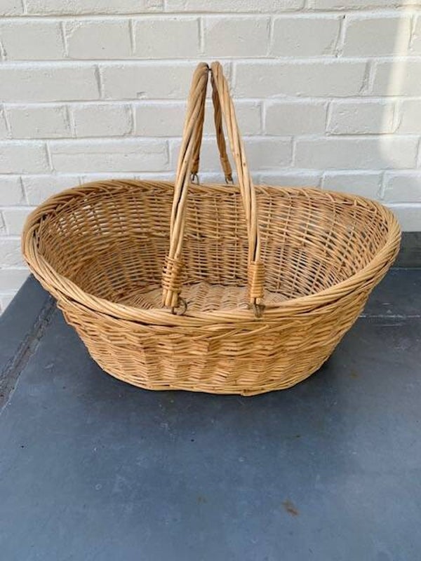 Ovale rietenmand met twee hengsels