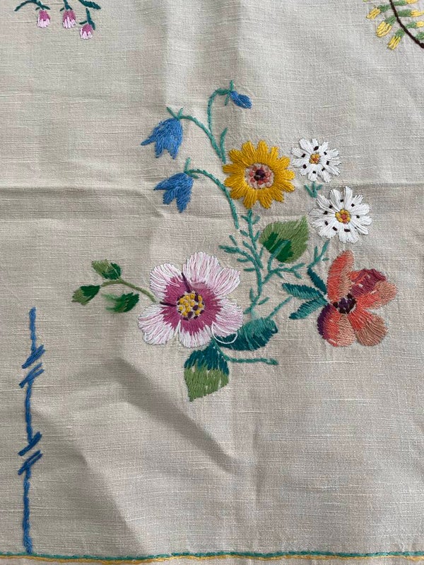 Zweeds geborduurde tafelloper