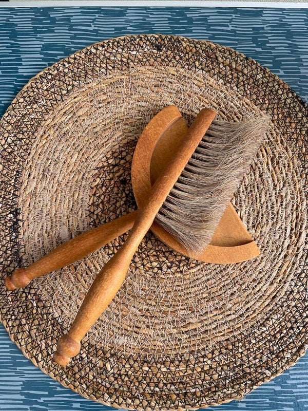 Zweeds houten stoffer en blik