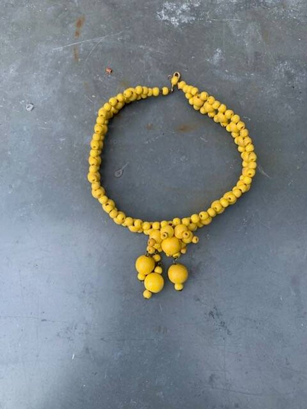 Choker van gele houten kralen