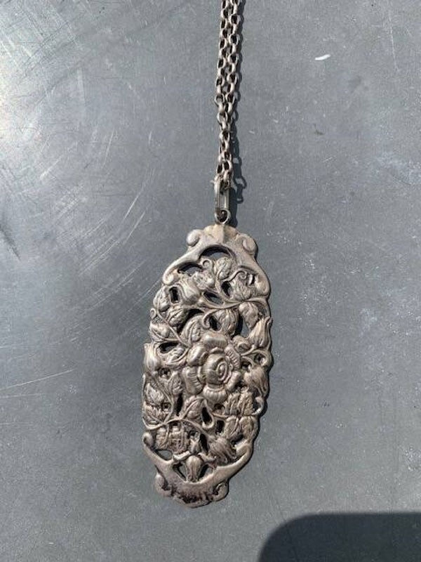 Zilveren ketting met opengewerkte hanger