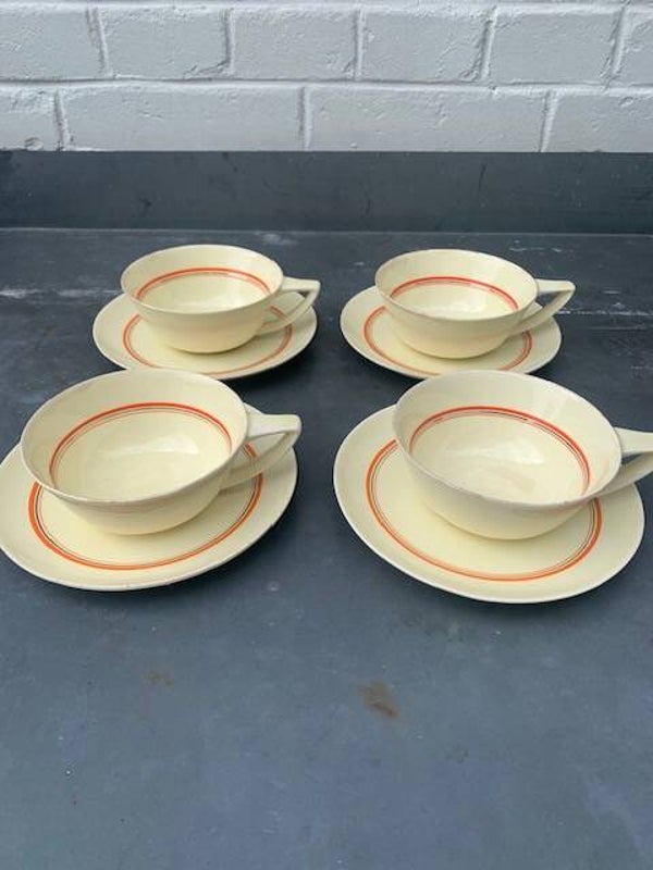 Set van 4 Petrus Regout theekop en schotels 'Ineke Nova'