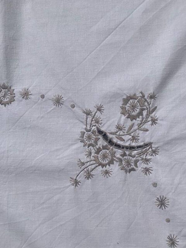 Tafelkleedje, geborduurd