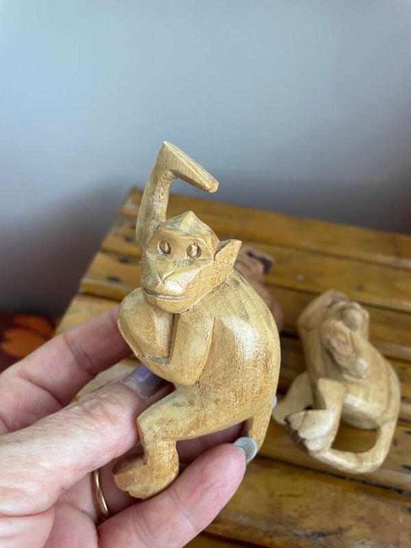 Houten handgesneden aapje plantenhanger