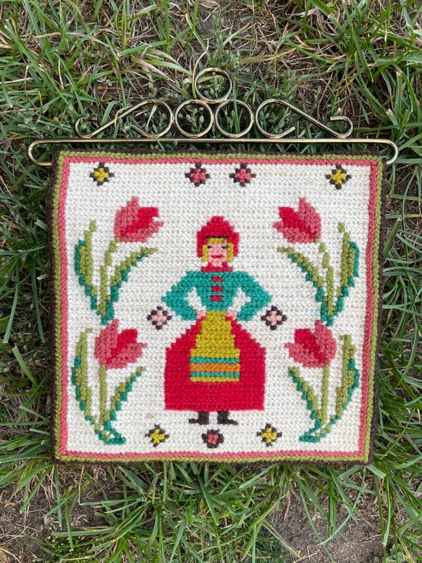 Zweeds geborduurd wandkleedje, boerinnetje