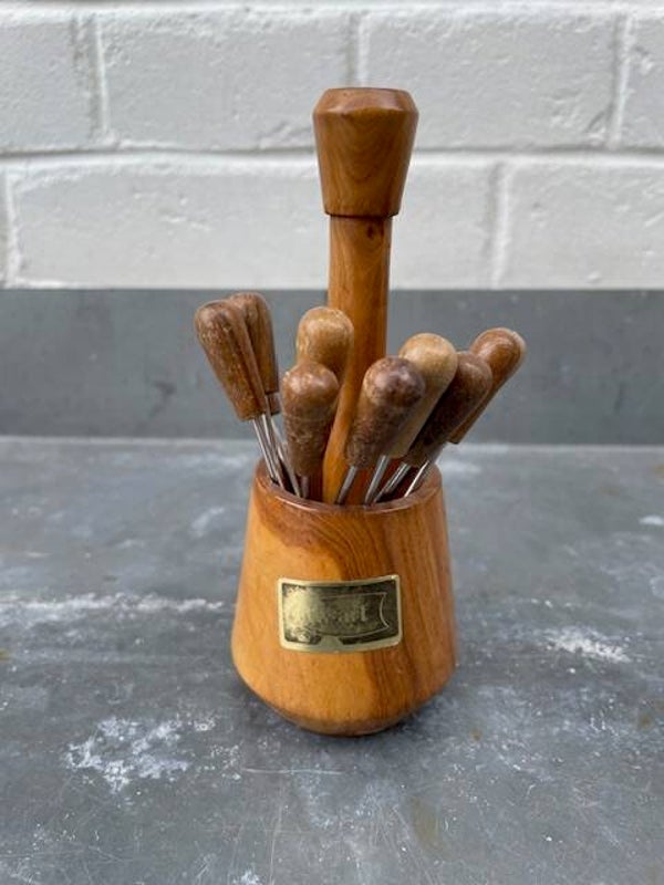 Olijven prikkers in houten potje