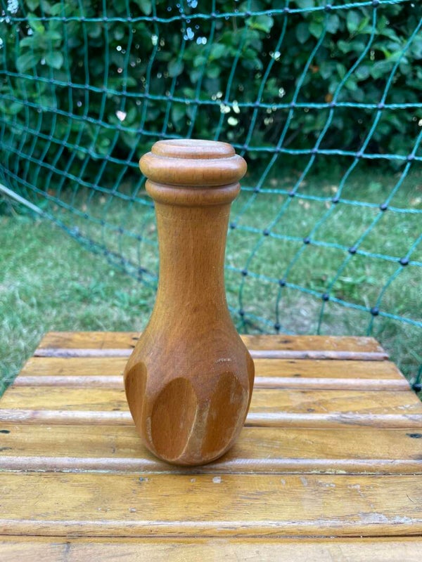 Houten zoutstrooier