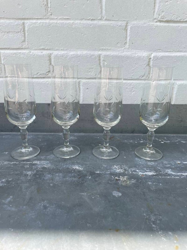 Set van 4 gegraveerde glaasjes op voetje