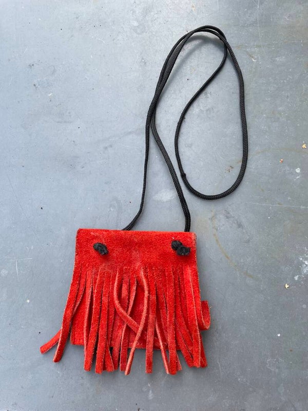 Schattig klein suede portemonneetje met schouderbandje