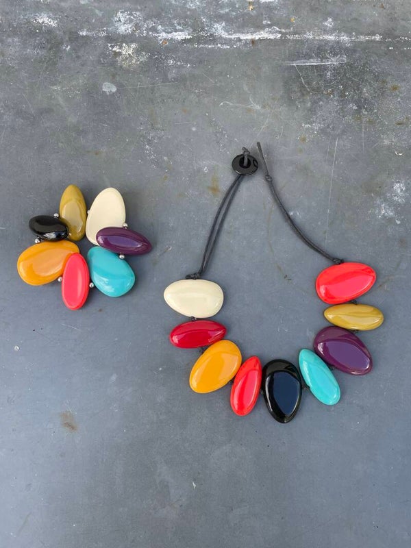 Set van armband en ketting van acryl