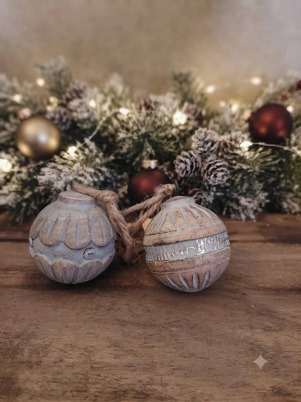 houten kerstbal met uitgesneden patroon 6 cm