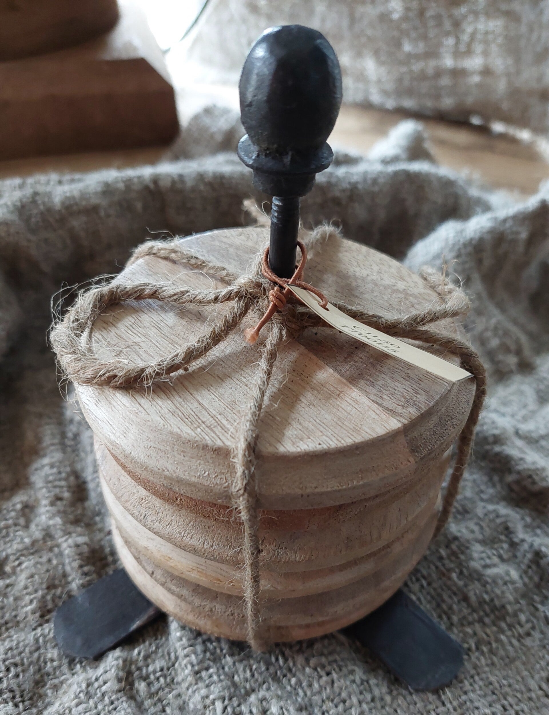 Sfeervolle houten onderzetters op pin.