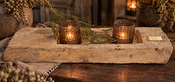 Landelijke houten trog met windlichtjes