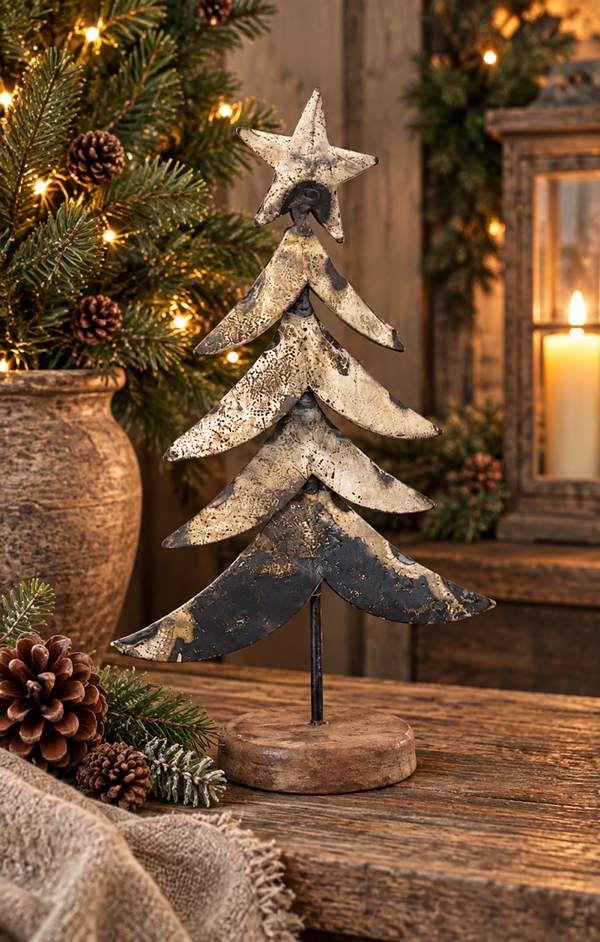 Landelijke metalen kerstboom op houten voet