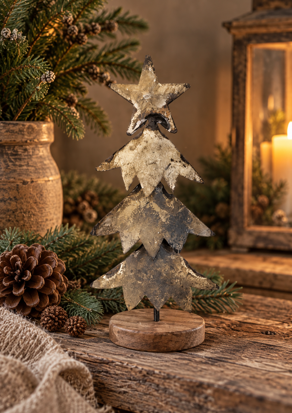 Landelijke metalen kerstboom op houten voet