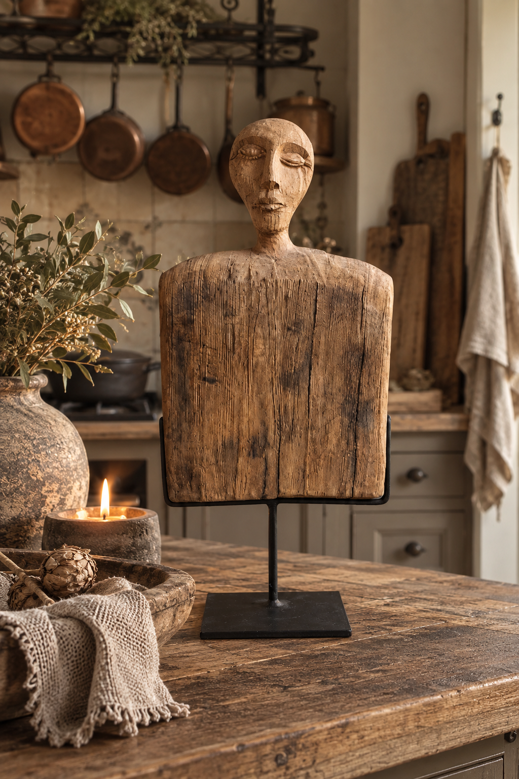 Houten decoratiefiguur op voet