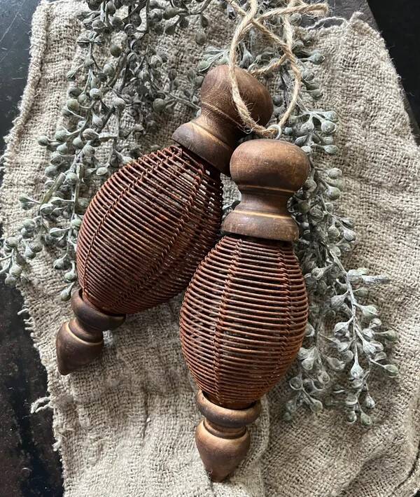 roestbal met houten klos ornament
