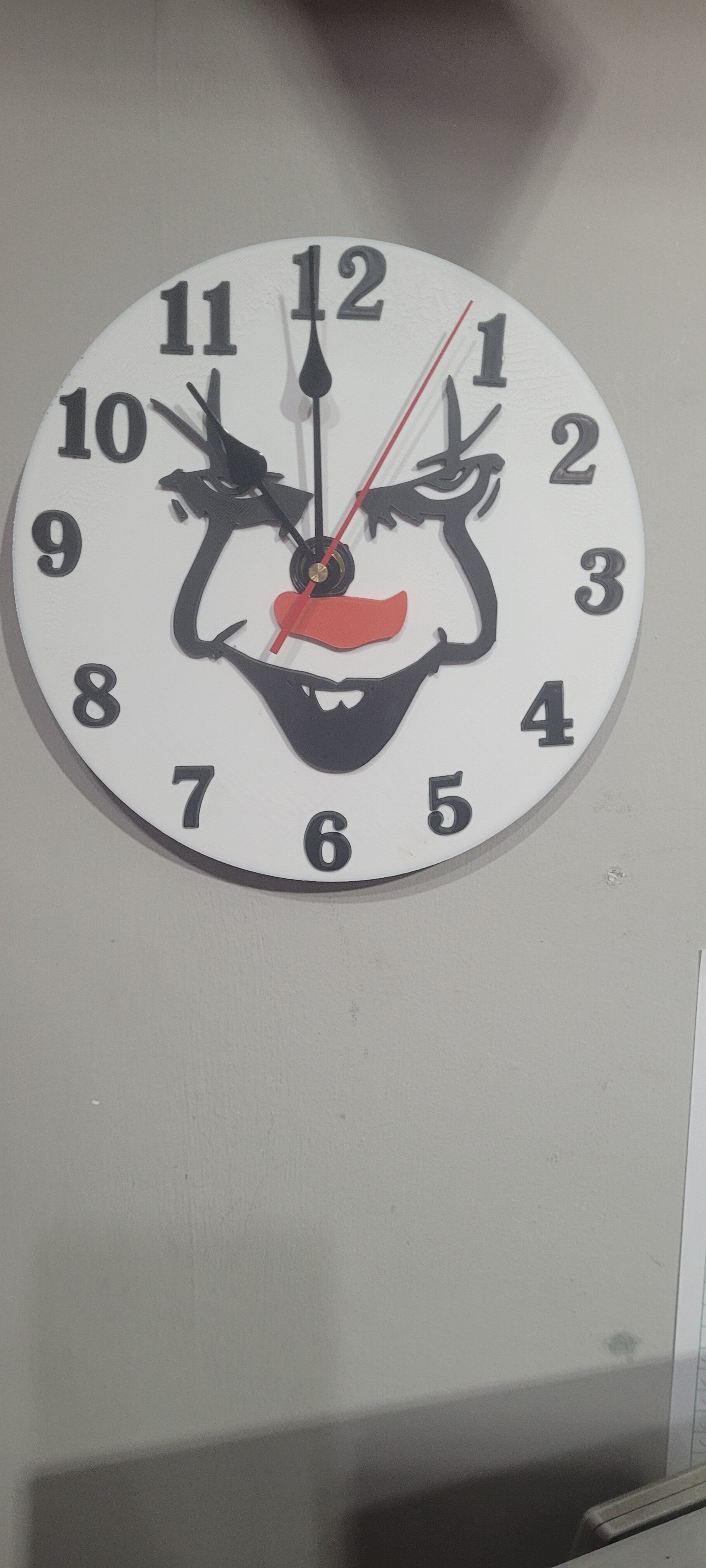 Pennywise novelty wall clock.