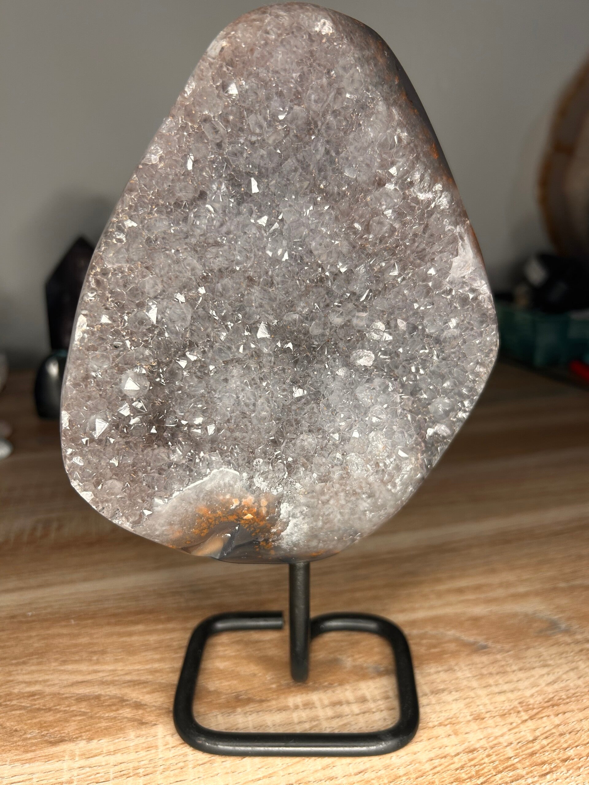 Grijze amethist op standaard