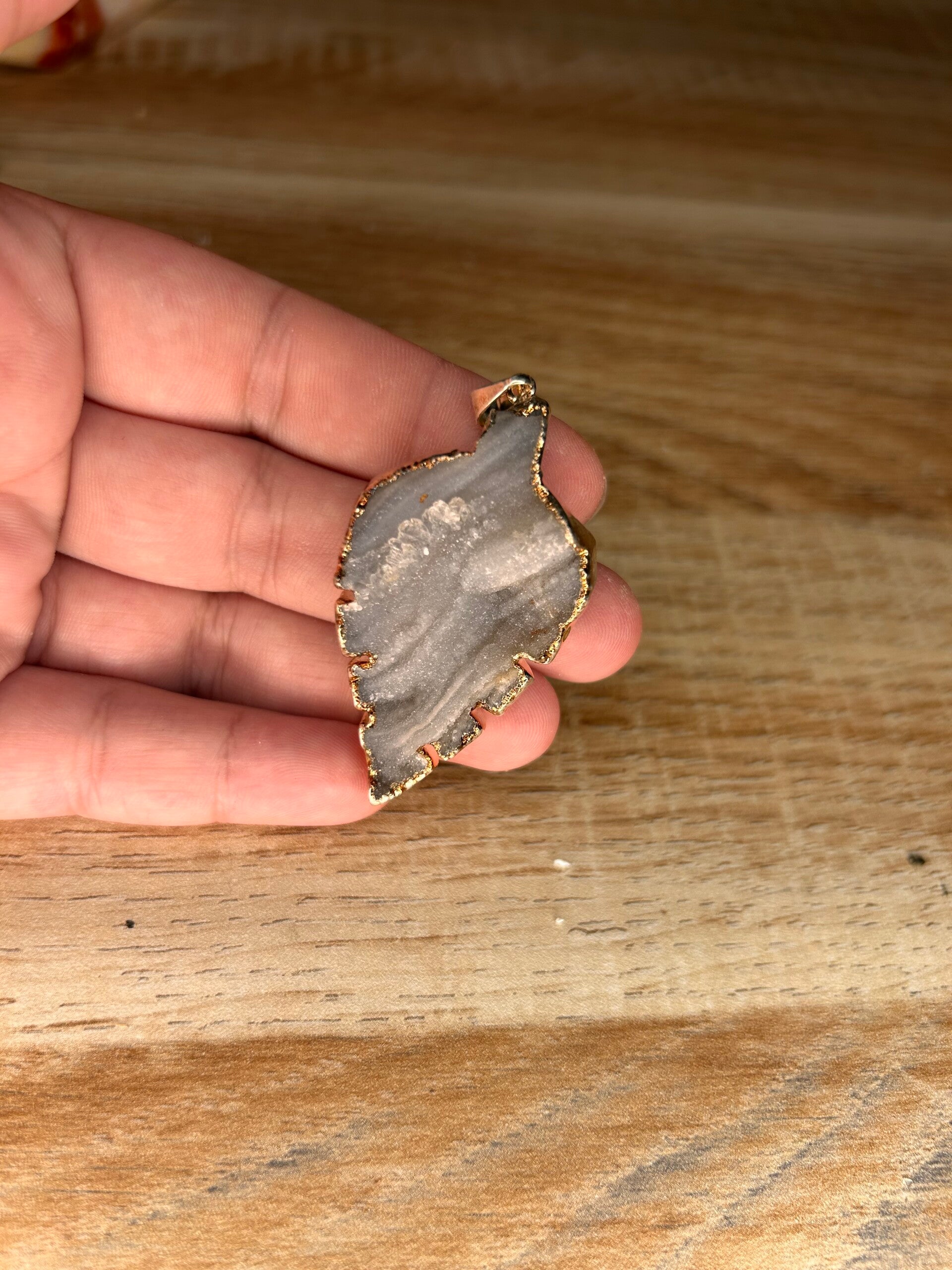 Chalcedoon kettinghanger bladvorm