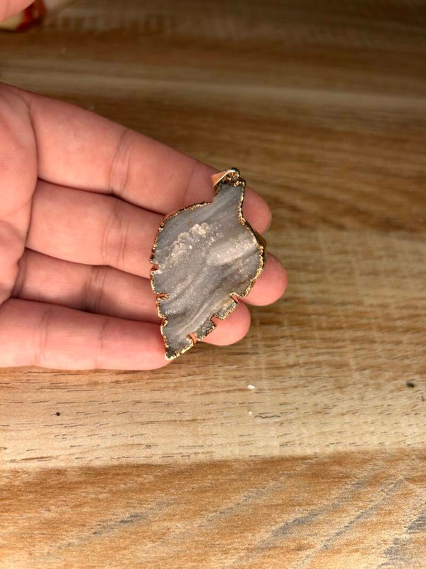 Chalcedoon kettinghanger bladvorm