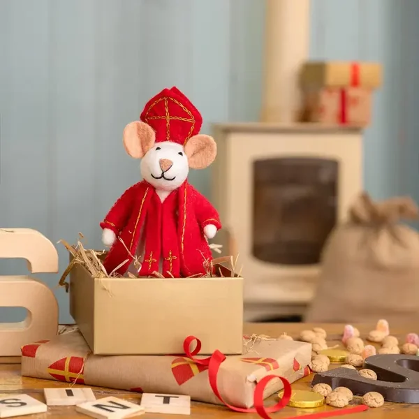 Vilten muis verkleed als Sinterklaas