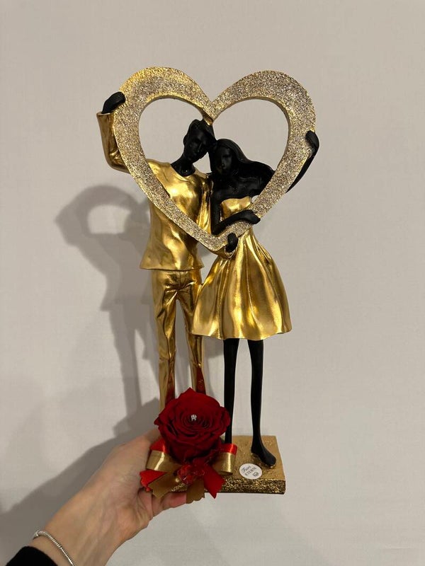 Coppia innamorati con rosa eterna