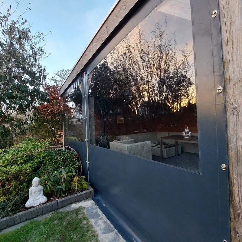 Verandazeil uitgevoerd in de kleur antraciet.