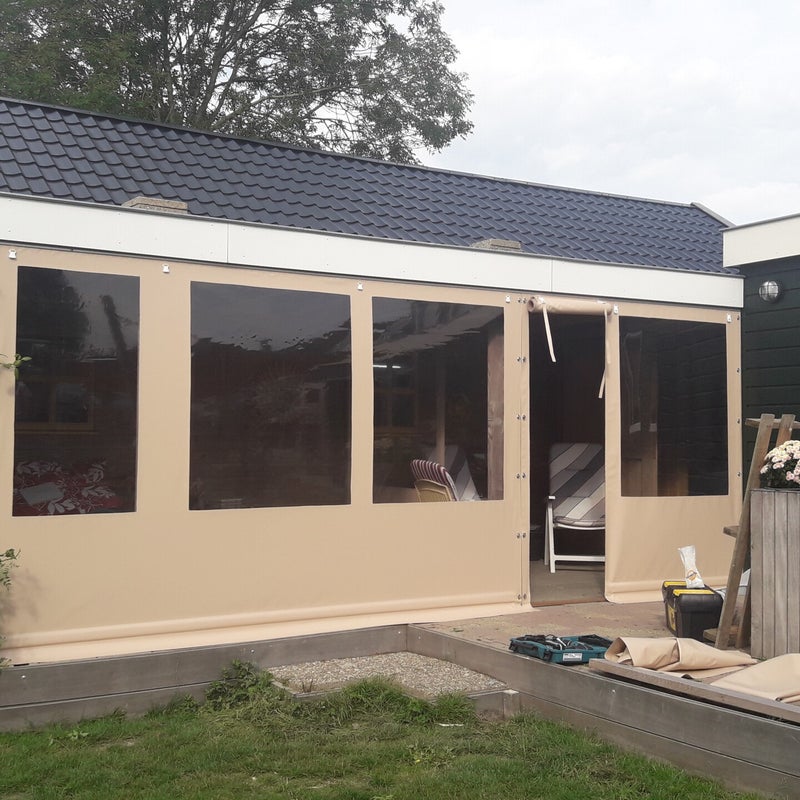 verandazeil in de kleur beige waarbij alles oprolbaar met gebruik van klikgespen.