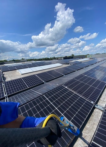 Reinigen van zonnepanelen bij bedrijven