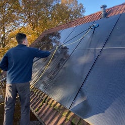 Zonnepanelen reinigen bij een woonhuis in Helmond