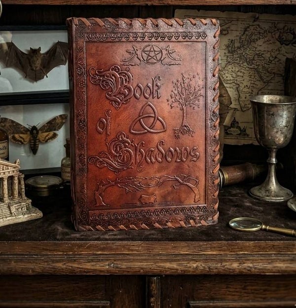 Le Grimoire d'Eldoria – Carnet de Secrets en Cuir Véritable