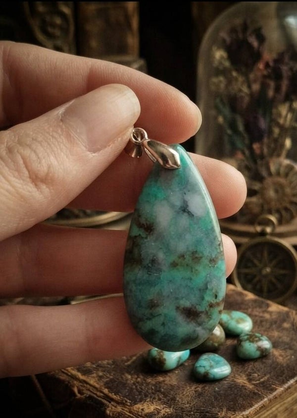 Pendentif "L’Éveil des Terres Anciennes" – Turquoise Africaine