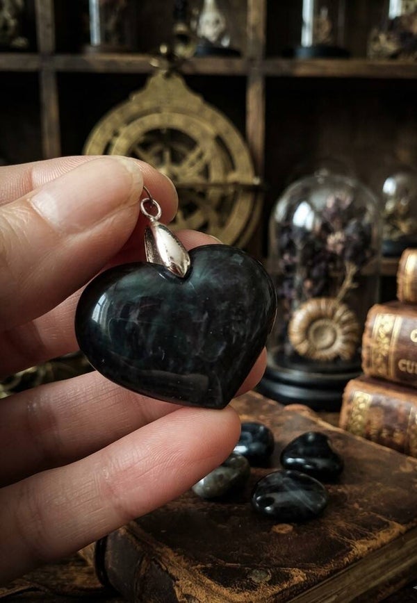 Pendentif "L'Énigme des Abysses" – Cœur d'Obsidienne Manta
