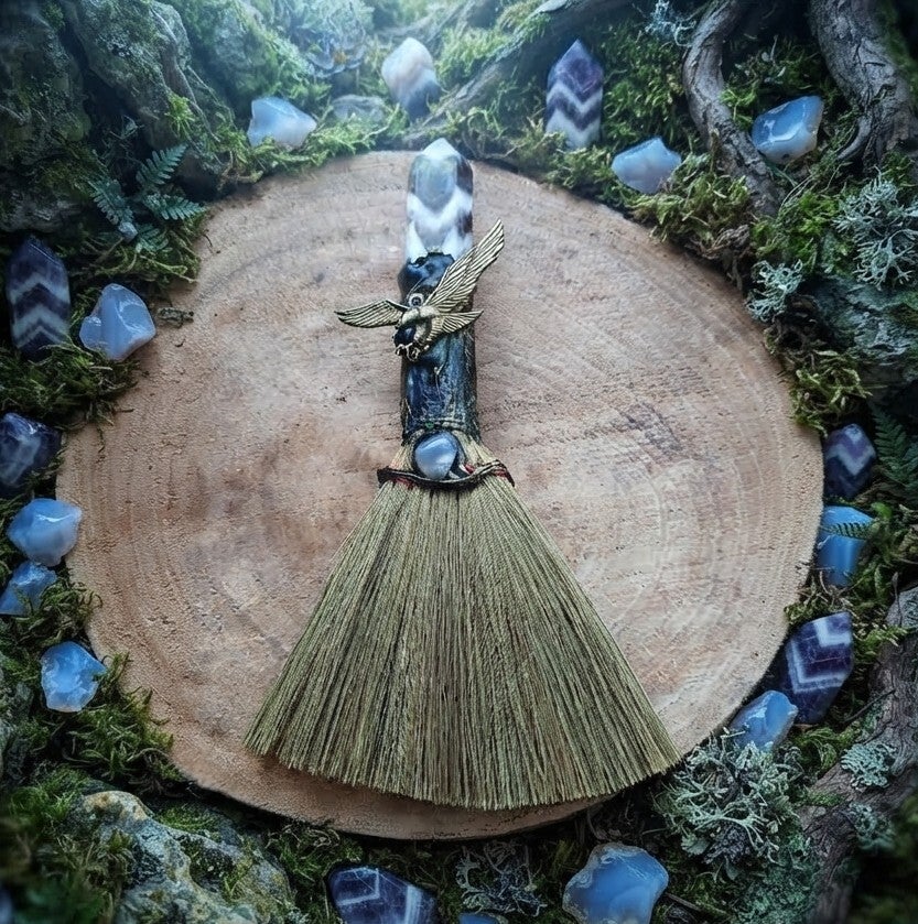 Balai de Sorcière Ésotérique « Vol de l'Aigle » – Pointe de Cristal & Pierres Naturelles