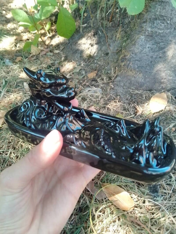 La Couvée de l'Ombre – Fontaine à Encens Dragon en Céramique Noire Émaillée
