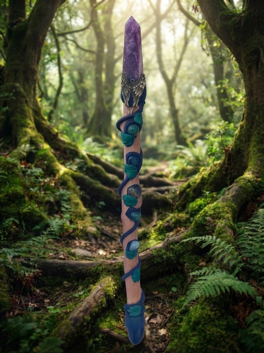 Baguette Rituelle Artisanal en Bois – Fluorite Violette, Obsidienne & 5 Pierres d'Énergie