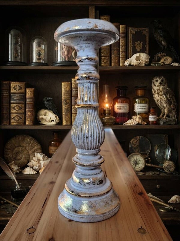 Le Phare des Salles Oubliées — Grand Bougeoir Sculpté (30 cm)