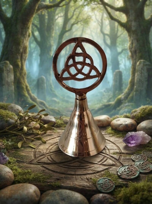 Le Glas des Mondes Unifiés : La Cloche d'Autel au Nœud de Triquetra