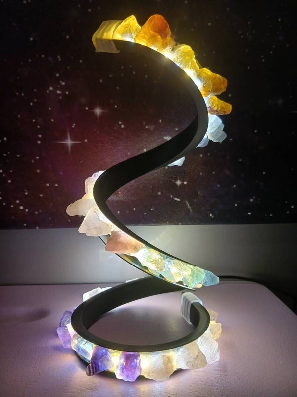 Lampe Torsadée en Cristaux Bruts — La Spirale d'Éther