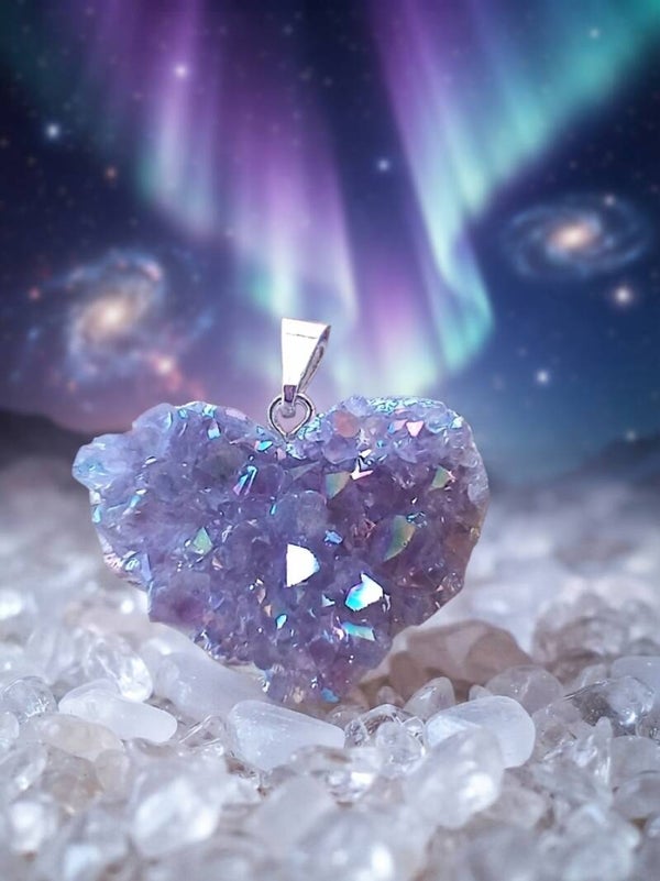 Le Cœur de l'Aurore Boréale : Le Pendentif Druse en Aqua Aura (Violette/Lavande)