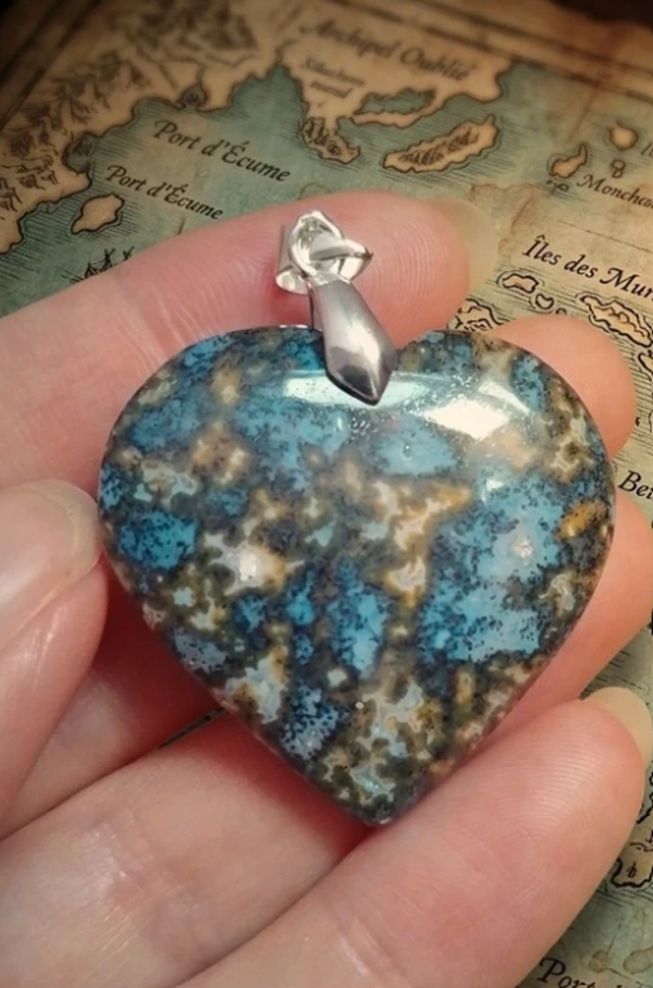 L'Archipel Oublié – Pendentif Cœur en Jaspe Orbiculaire Naturel