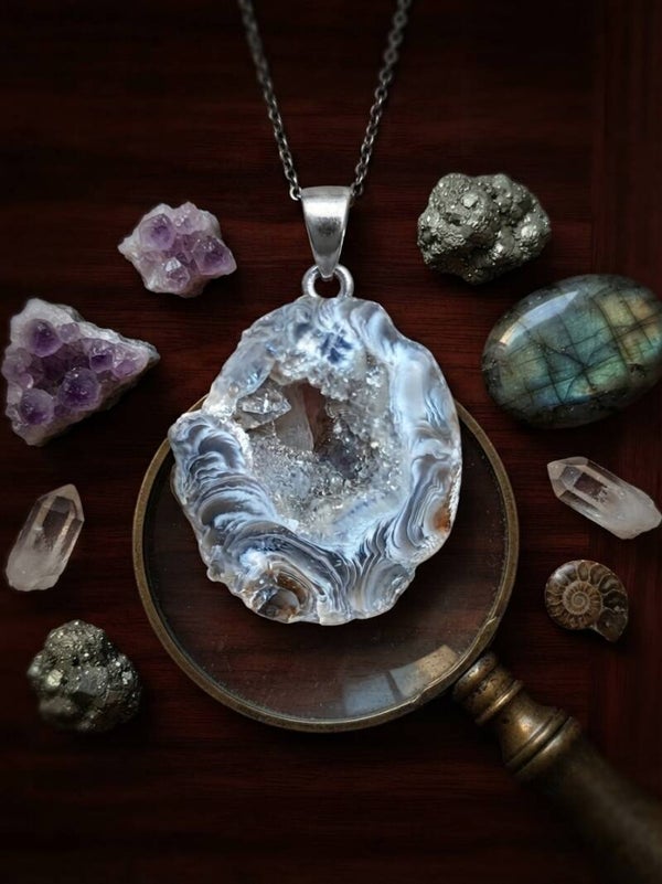 Le Sanctuaire de Givre : Le Pendentif Géode d'Agate