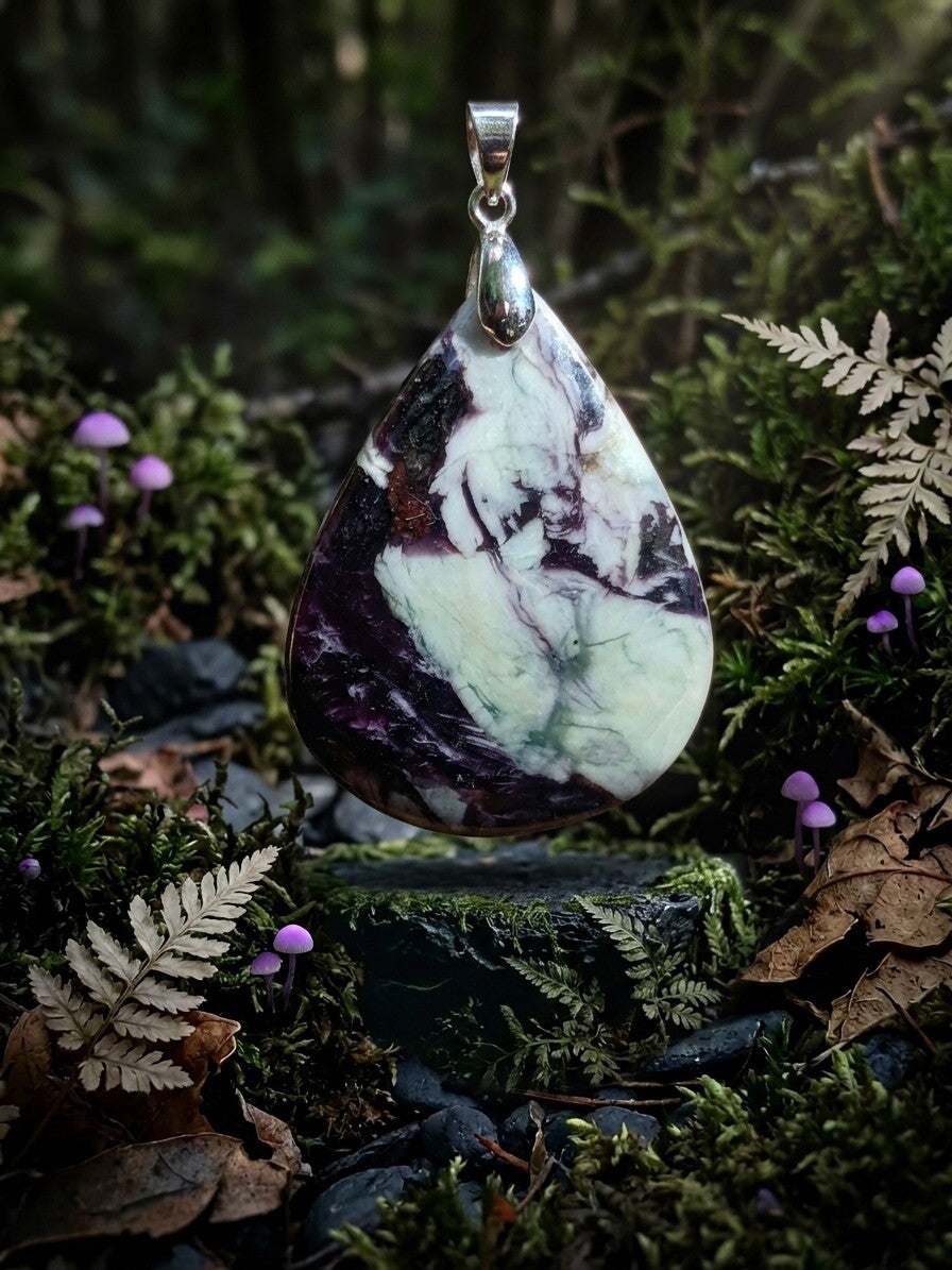 Pendentif « La Larme de l'Ombremousse » – Kämmerérite naturelle