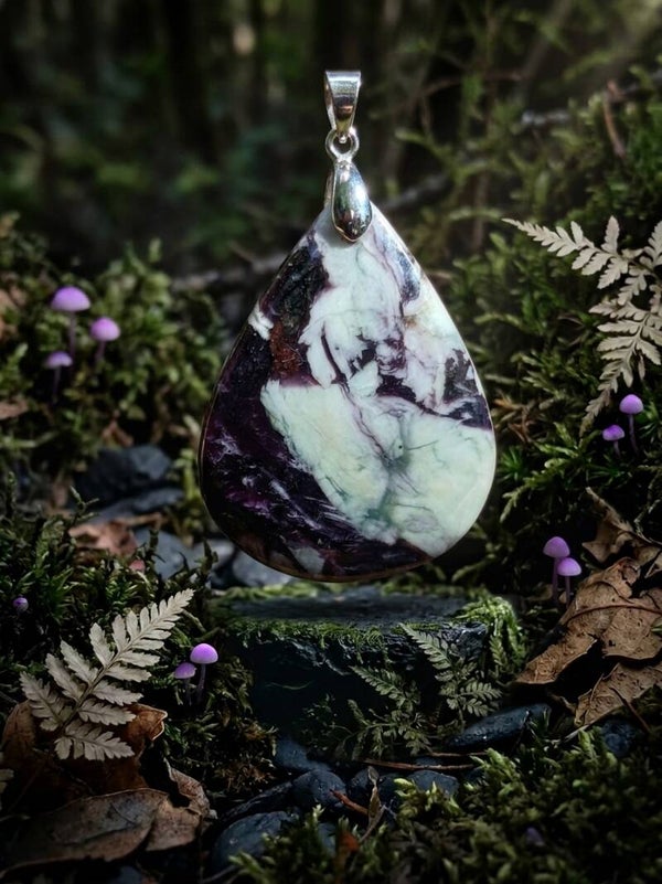 Pendentif « La Larme de l'Ombremousse » – Kämmerérite naturelle
