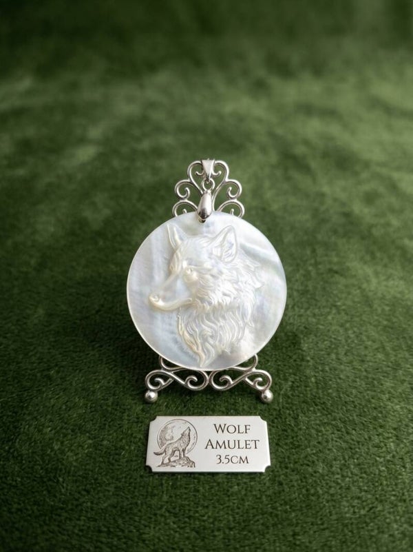 Pendentif Loup Sculpté en Nacre — L'Amulette du Protecteur Silencieux (3,5 cm)