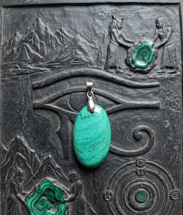 Pendentif en Malachite naturelle du Congo – Bélière Argentée – Énergie de Renouveau