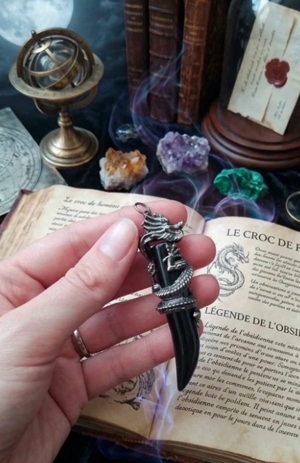 Le Croc de Fafnir – Pendentif Éperon de Dragon en Obsidienne Noire
