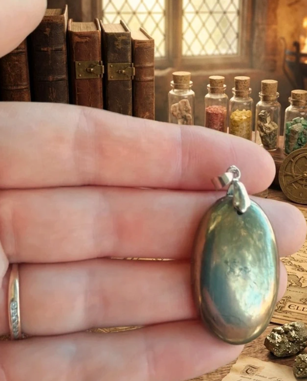 L'Éclat d'Eldoria – Pendentif en Pyrite Naturelle