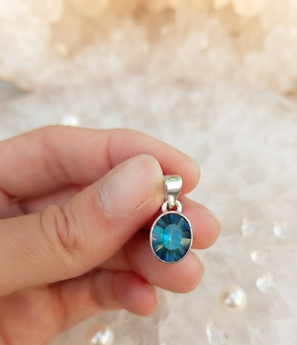 Pendentif "L'écrin de Lumière d'Atlantis" en Topaze Mystique et Argent 925 – Bijou Ésotérique & Lithothérapie